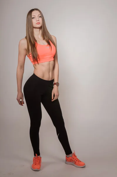 La chica en ropa deportiva en el estudio — Foto de Stock