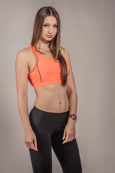 Das Mädchen in Sportbekleidung im Studio — Stockfoto