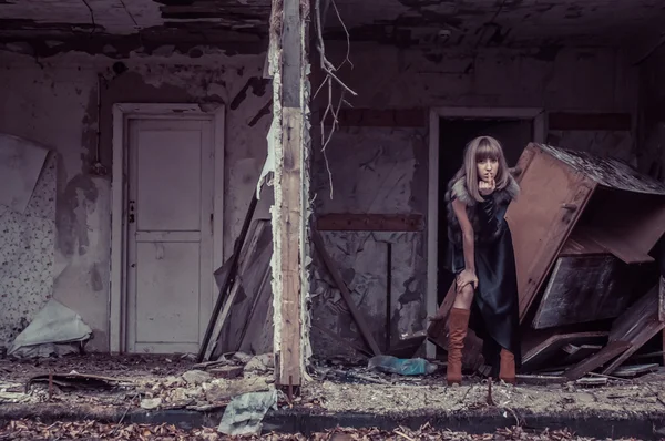 Ragazza in una casa in rovina — Foto Stock