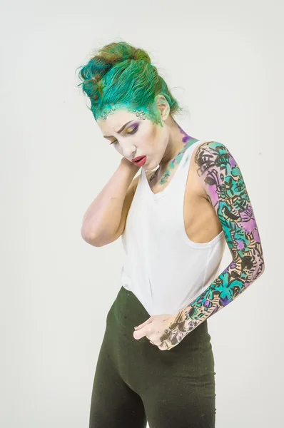 Punk skolflicka med tatuering — Stockfoto