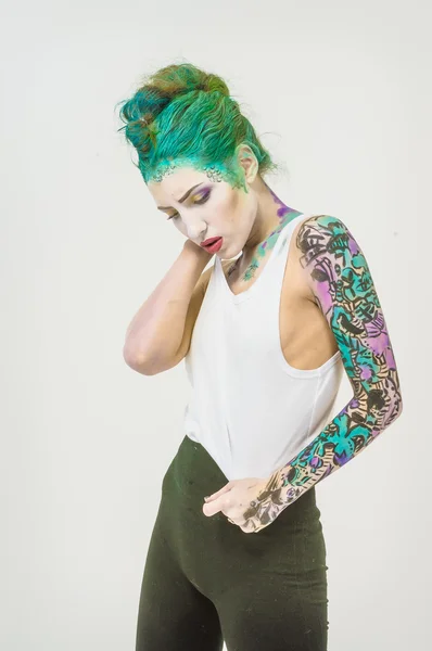 dövme ile punk kız öğrenci