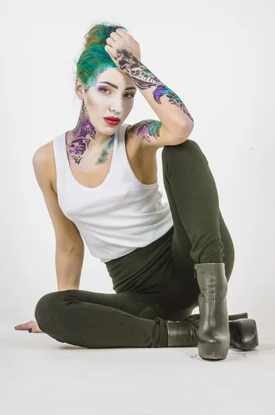 Punk skolflicka med tatuering — Stockfoto