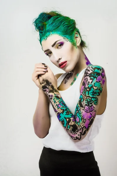 Панк школьница с татуировкой — стоковое фото