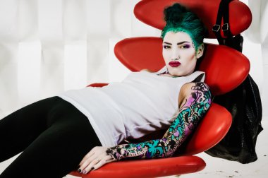 dövme ile punk kız öğrenci