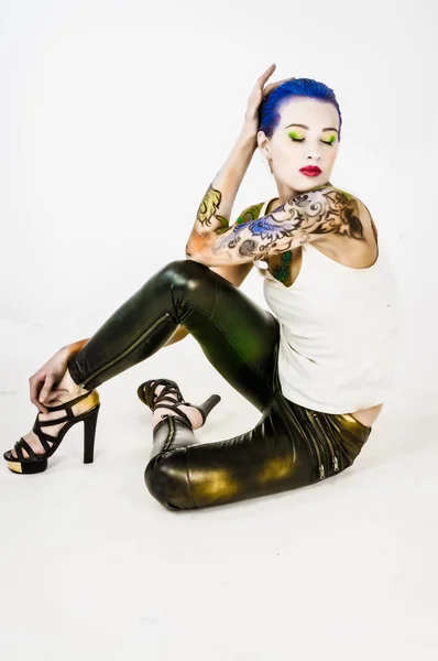 Punkové školačka s tetováním — Stock fotografie