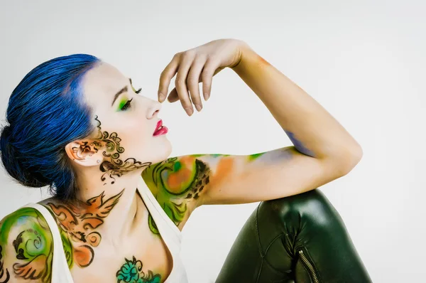 Punk skolflicka med tatuering — Stockfoto