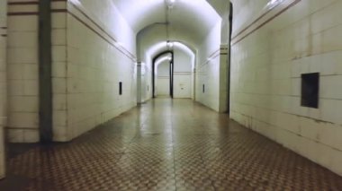 İç Savaş Sığınak Salonu. Arka planda temizlik yapan kişi ile sabit kamera hareketini tersine çevir