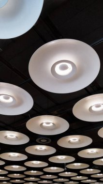 Güneşli bir günde gün batımında alçak bulutlar