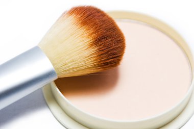Fırça ve kompakt toz bej renk beyaz arka plan üzerinde izole. Makyaj için temel.