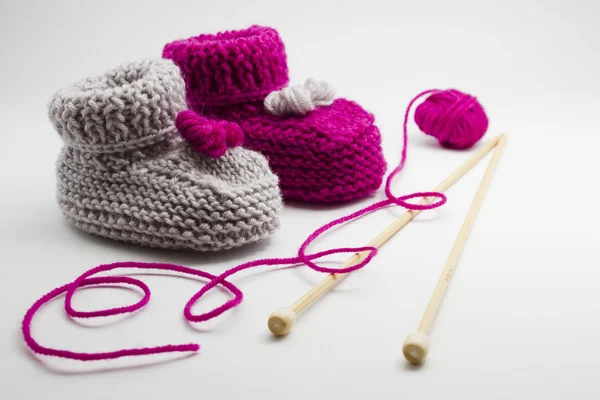 Couple knitted bootees to newborn — Stock Photo, Image