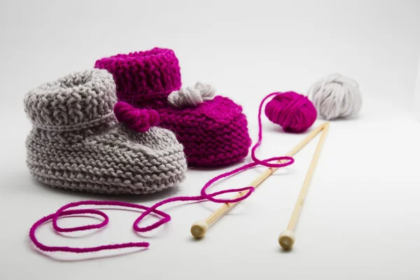 Couple knitted bootees to newborn — Stock Photo, Image