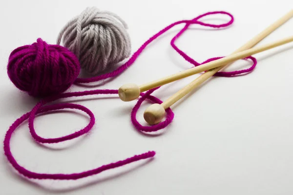 Agulhas de tricô e bolas de fios de lã — Fotografia de Stock
