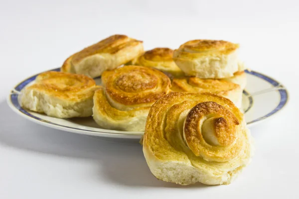 Spirale cannella panini francesi su sfondo bianco. Cottura fatta in casa . — Foto Stock