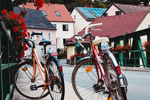 Köprüde vintage tonlama da iki eski bisiklet. Avusturya'da küçük bir Avrupa kasabasında romantik kentsel manzara.