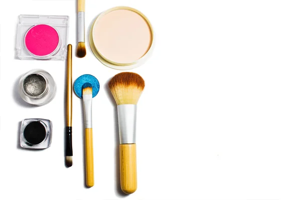 Conjunto de cosméticos profesionales para maquillaje aislado sobre fondo blanco. Productos cosméticos para el maquillaje . — Foto de Stock