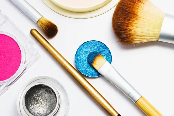 Beyaz arka plan üzerinde izole makyaj için profesyonel kozmetik kümesi. Makyaj kozmetik ürünleri.