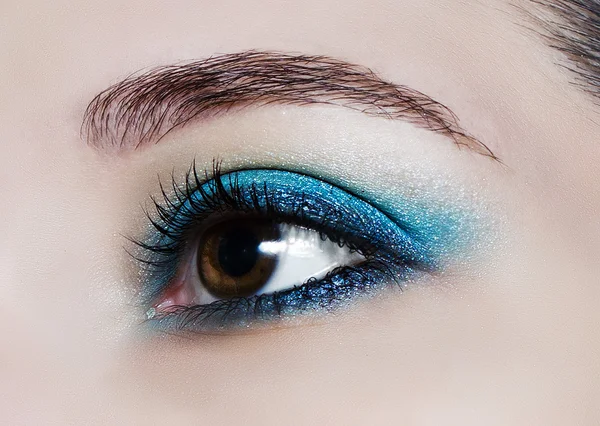 Make-up trend: blauw glanzend eyeshadows. — Stockfoto