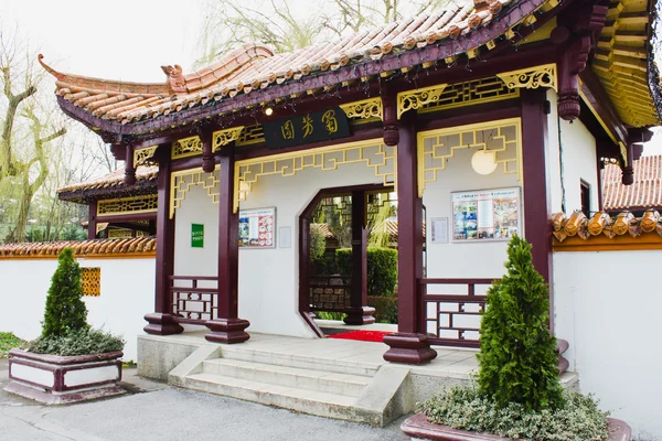 Avusturya, Viyana, 10 Mart 2016: şehir merkezinde Çin restoranı. Pagoda ile dış Asya Mutfağı Restoran.