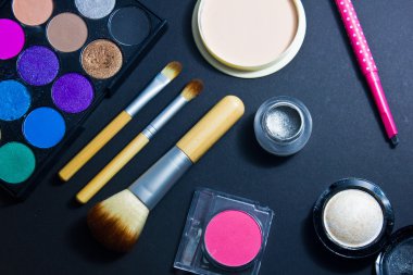 Profesyonel kozmetik makyaj için siyah arka plan üzerine ayarla. 