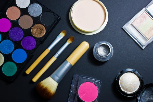 Set professioneller Kosmetik für Make-up auf schwarzem Hintergrund. — Stockfoto
