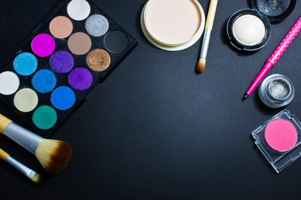 Profesyonel kozmetik makyaj için siyah arka plan üzerine ayarla. 