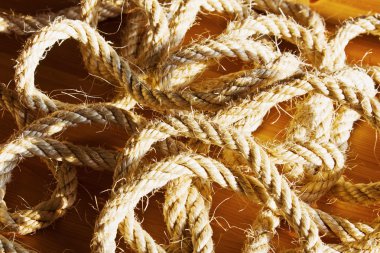 Hank büyük geminin ip kahverengi ahşap bir masa arka plan üzerinde Vintage tonlu görüntü.