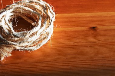 Hank büyük geminin ip kahverengi ahşap bir masa arka plan üzerinde Vintage tonlu görüntü.