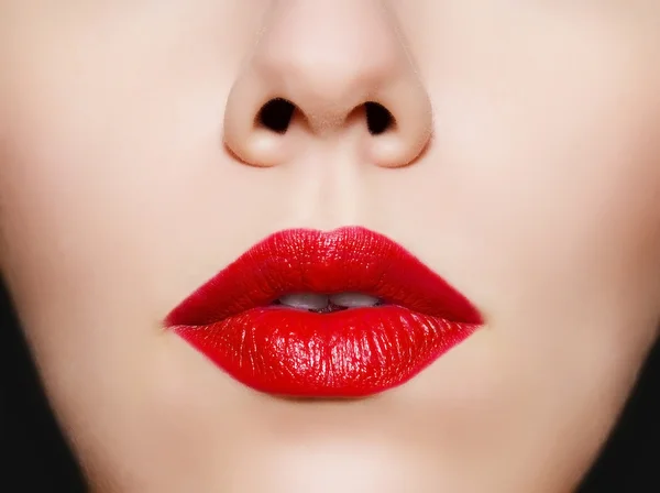 Seksi kırmızı dudaklar ile kadın yüz yakın çekim Güzellik Portresi.