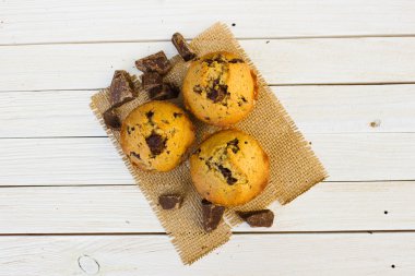 Beyaz ahşap bir masa üzerinde çikolatalı kek.