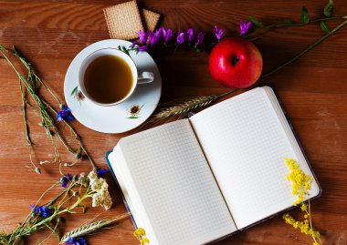 Natürmort vintage kitap, kır çiçekleri ile bir rustik tarzda