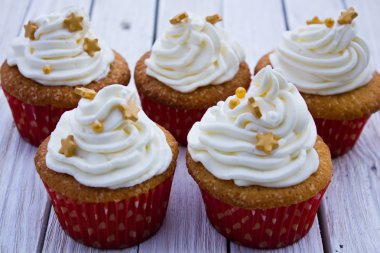 Mascarpone krema ve altın ile cupcakes dekorasyon