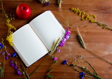 Natürmort vintage kitap, kır çiçekleri ile bir rustik tarzda