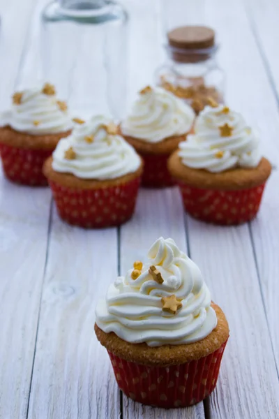 Cupcakes med mascarponekräm och guld dekoration — Stockfoto