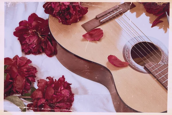 Foto Una Chitarra Acustica Legno Stile Vintage Foglio Bianco Circondato — Foto Stock