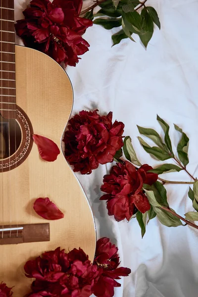 Eine Akustische Holzgitarre Liegt Auf Einem Weißen Laken Umgeben Von — Stockfoto