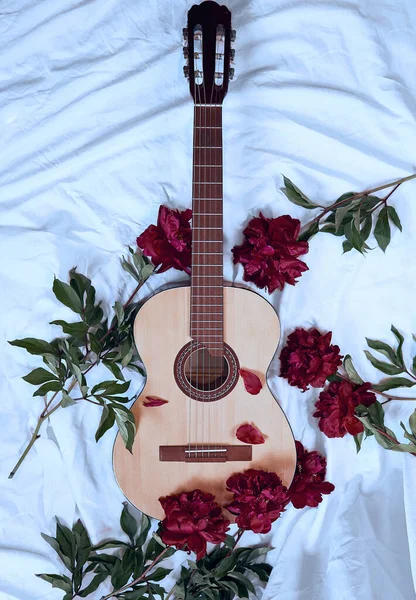 Acoustic Wooden Guitar Lies White Sheet Surrounded Red Peonies Cool — Stock Photo, Image