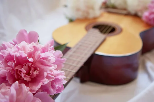 Acoustic Wooden Guitar Lies White Sheet Surrounded Pink White Peonies — Foto Stock