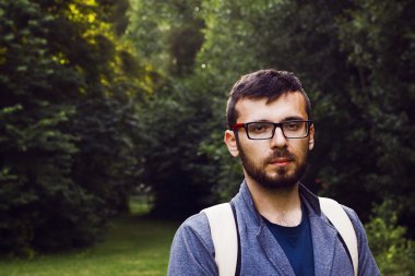 Sırt çantası ormandaki adam