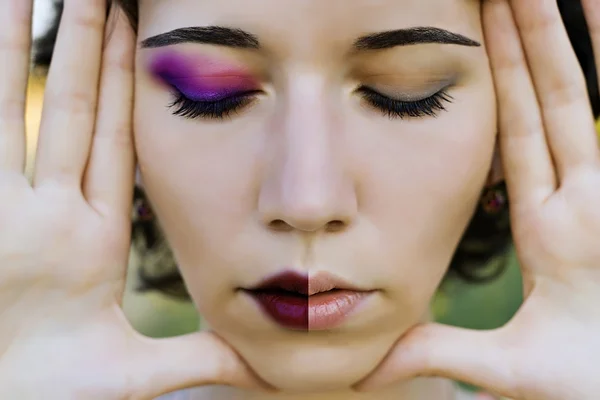 Portre ile beautyful kız yarım makyaj yüzü yukarı kapatın