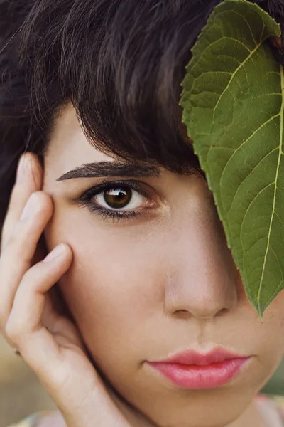 Doğal makyaj genç, güzel bir kızla yakın portresi