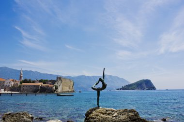 Budva/Karadağ: jimnastikçi Anıtı (yoga anıt)