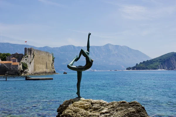 Budva / Montenegro: o monumento de ginasta (monumento de ioga ) — Fotografia de Stock