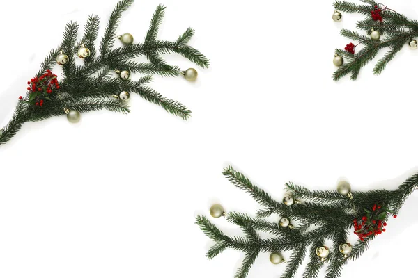 Noel tebrik kartı tasarımı için çerçeve öğesi. Süslemeleri ile Noel ağacı dalı ve beyaz arka plan üzerinde izole Noel oyuncaklar. Yeni yıl kartı çerçeve.