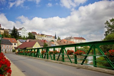 Cityscape oldukça Avrupa kasaba. Bir görünüm Waidhofen bir der Thaya, Avusturya.