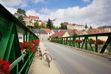 Cityscape oldukça Avrupa kasaba. Waidhofen der Thaya köprü bir görünüm ile iki bisiklet üstünde o, Avusturya.