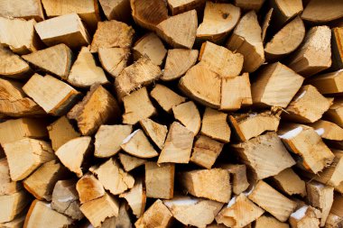 Ahşap günlükleri kışa hazır yığını. Ahşap doku.