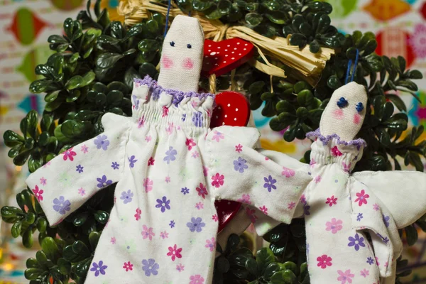 Dos muñecas ángel en el fondo de Navidad. Juguetes artesanales . — Foto de Stock