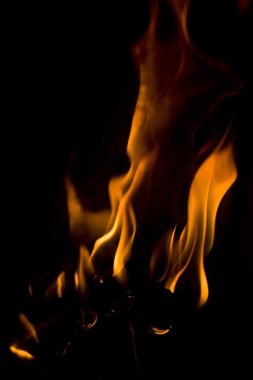 siyah bir arka plan üzerinde izole yangın.