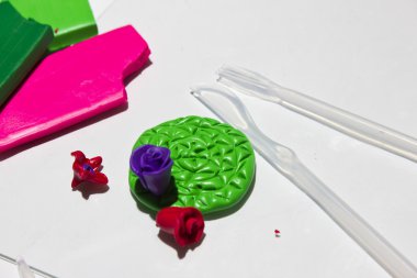 Plastik ile beyaz bir arka plan üzerinde çalışma işlemi.