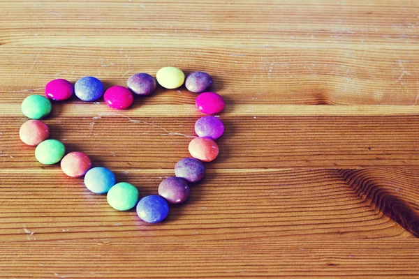 Bir fırın tepsisine kızarmış bütün tavuk. Gevrek kabuk kahverengi ile ızgara tavuk.